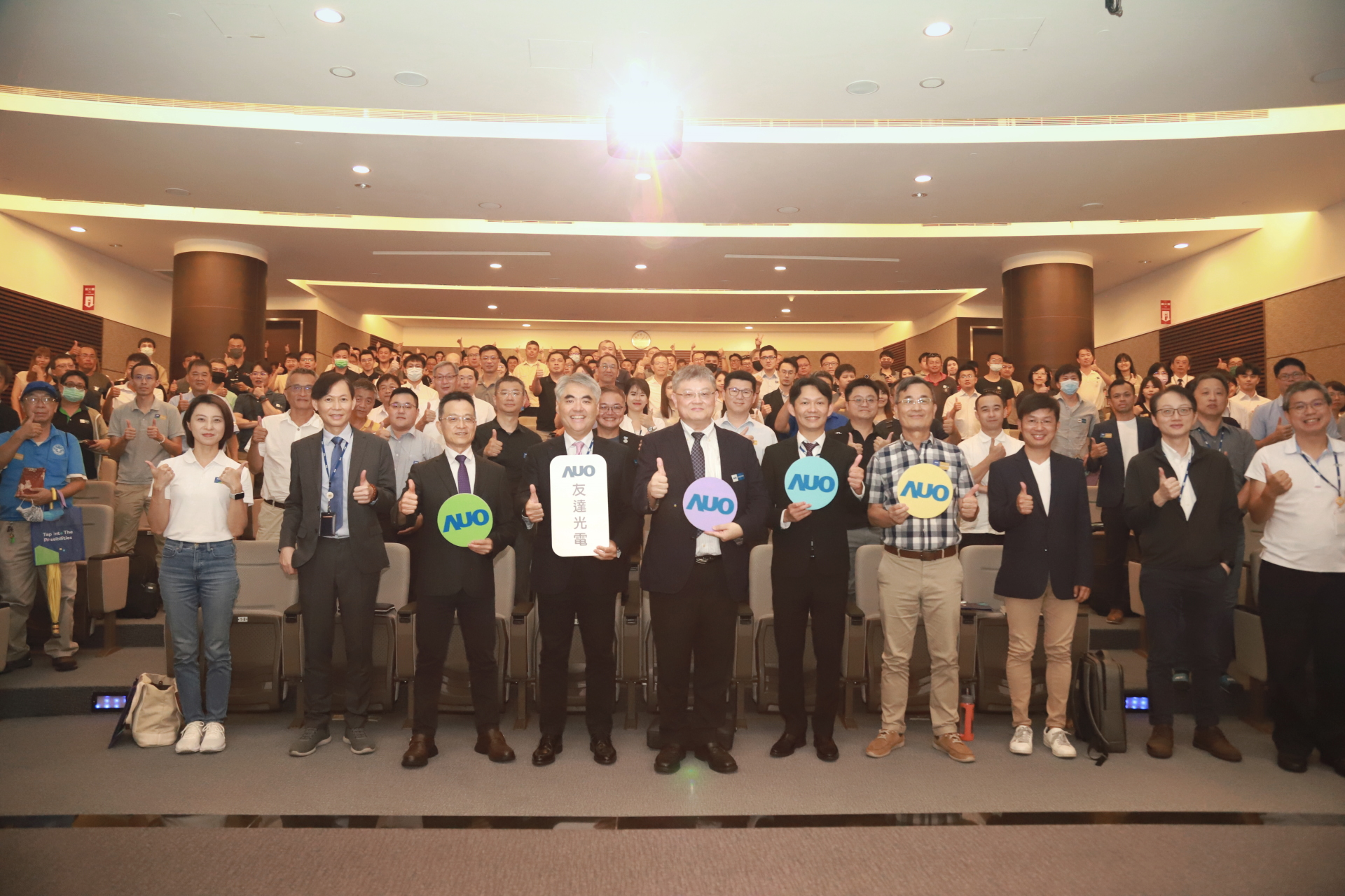 友達光電邀請領域專家共研再生能源發展、電力需求及建築物減碳等議題進行交流，盼共擘綠色永續生態圈的嶄新契機