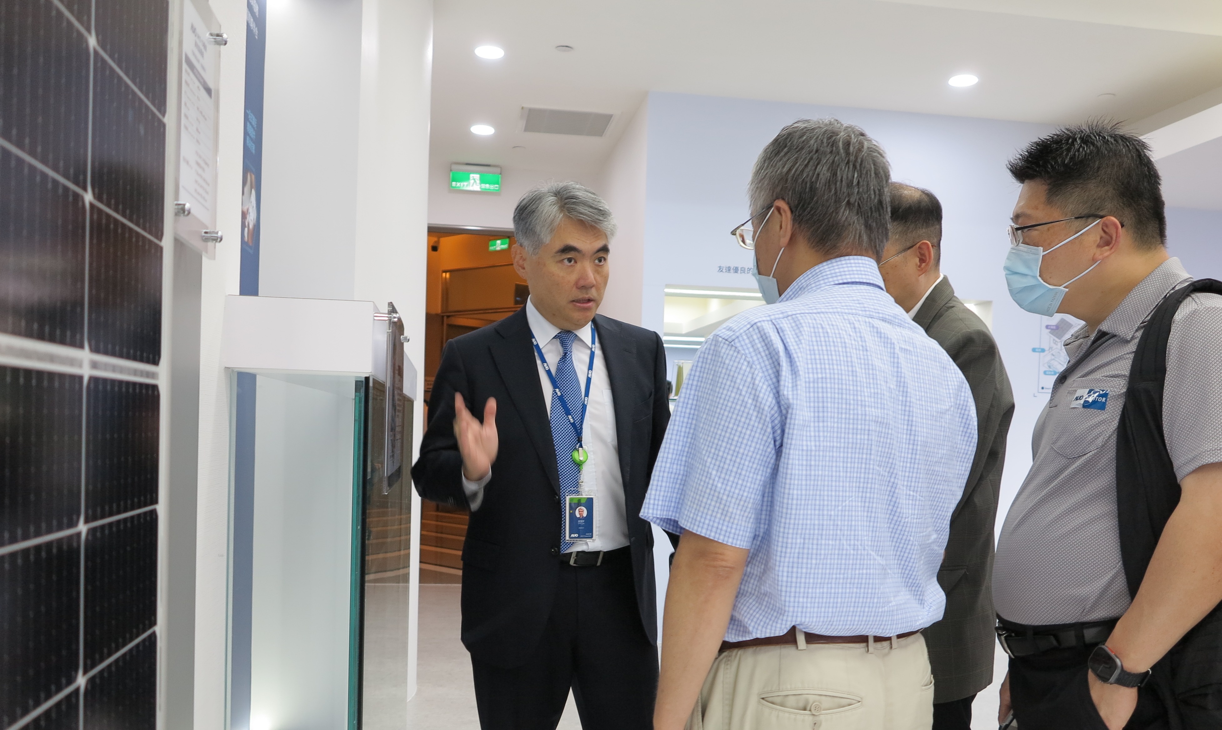 友達光電能源事業群總經理林恬宇分享友達落實太陽能建築一體化目標，協助企業邁向能源轉型的高效能低碳解方。