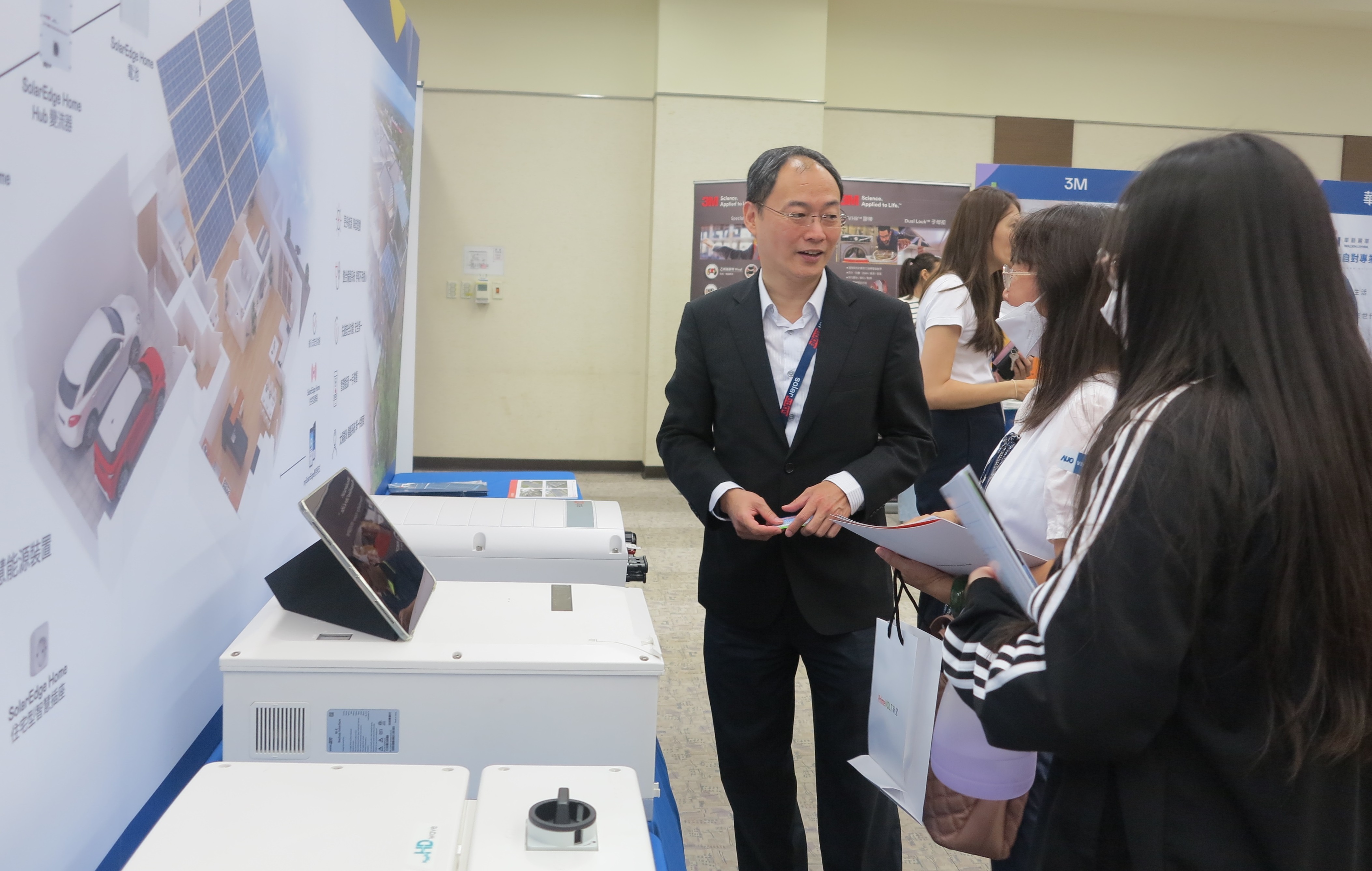 透過研討會產學界緊密交流與分享，提升參與人員借鏡及加深低碳概念，提升綠色能源產業之韌性。