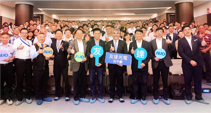 友達以太陽能解決方案領航者，跨足建築領域，4日在台中廠區舉辦「光電建築一體化研討會」，邀請產業先驅共同推動綠化，打造新一代智慧綠建築。